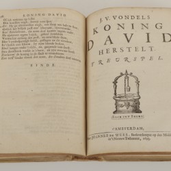 Een acht-delige serie boeken, Joost van den Vondel, daarbij een eiken boekenschuif, Holland, 17e eeuw.
