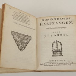 Een acht-delige serie boeken, Joost van den Vondel, daarbij een eiken boekenschuif, Holland, 17e eeuw.