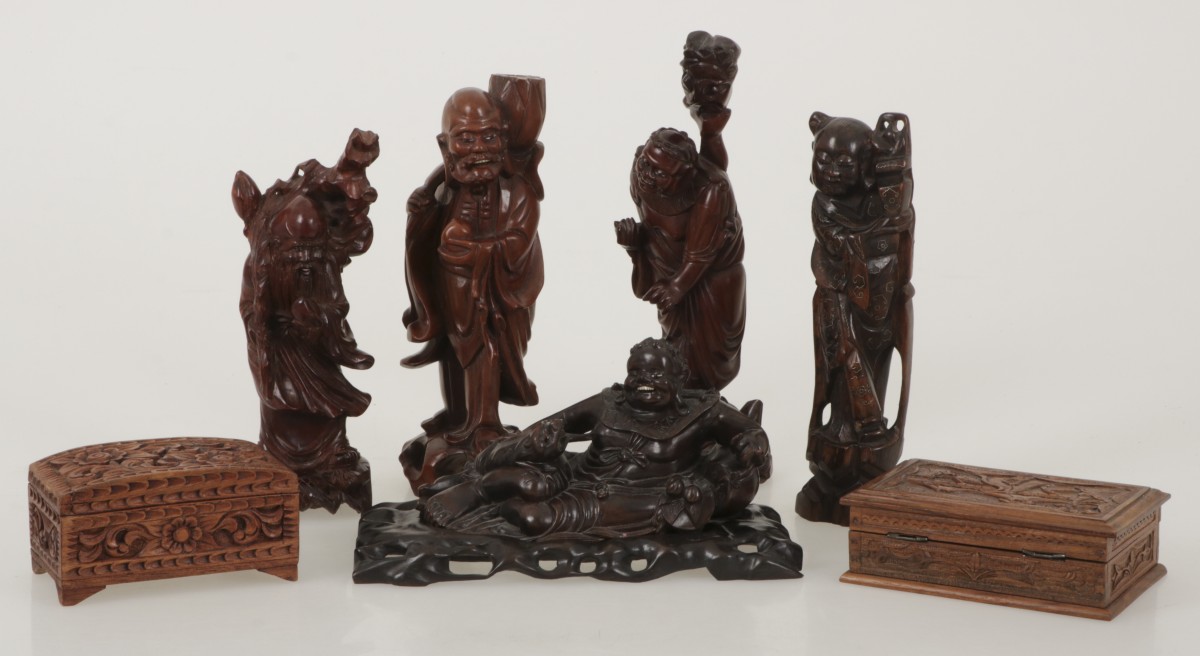 Een lot van (8) Chinees/Indisch snijwerk waaronder (2) doosjes en (5) figuren en een sokkel. 20e eeuw.