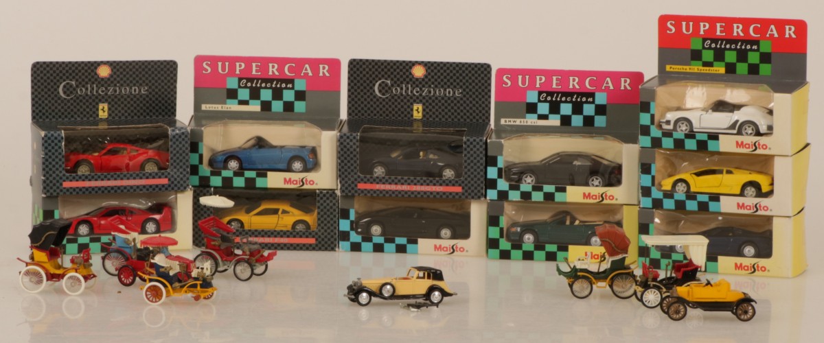 Een lot bestaande uit diverse speelgoedauto's, waaronder Ferrari Collezione. 20e eeuw.