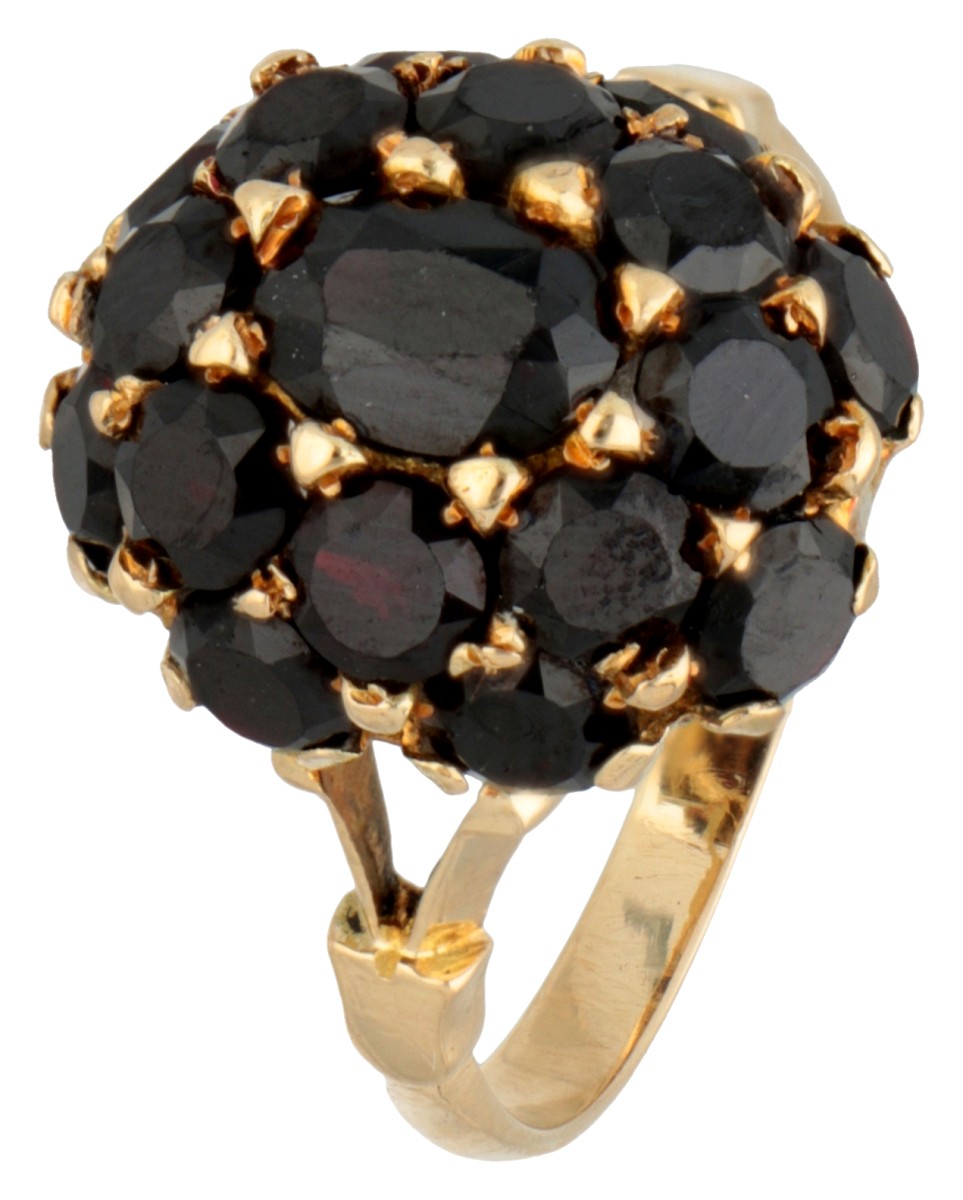 18K Geelgouden ring bezet met granaat.