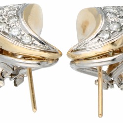 Bicolor gouden oorbellen, met ca. 1.20 ct. diamant - BWG 569/1000.