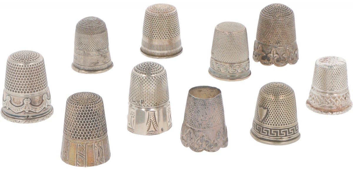 (10) Delig lot vingerhoedjes zilver.