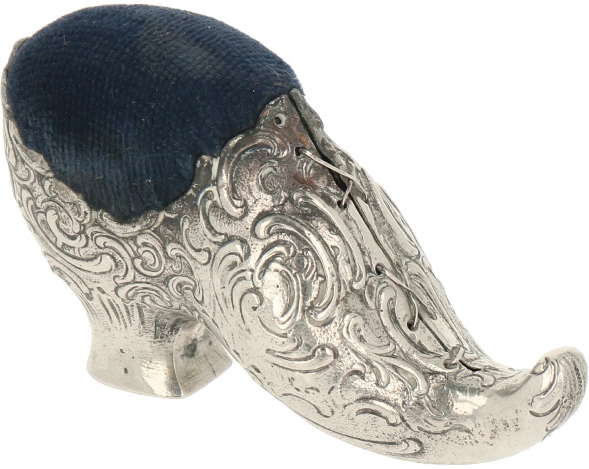 Speldenkussen zilver.