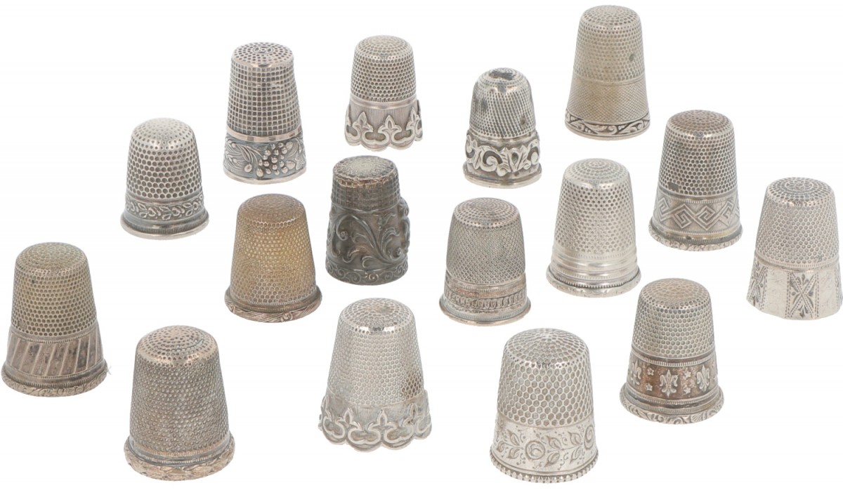 (16) Delig lot vingerhoedjes zilver.