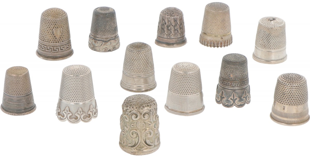 (12) Delig lot vingerhoedjes zilver.