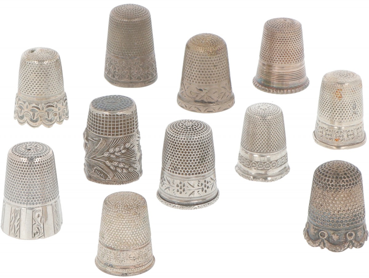 (11) Delig lot vingerhoedjes zilver.