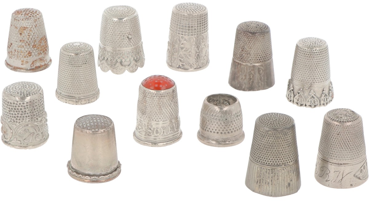(12) Delig lot vingerhoedjes zilver.