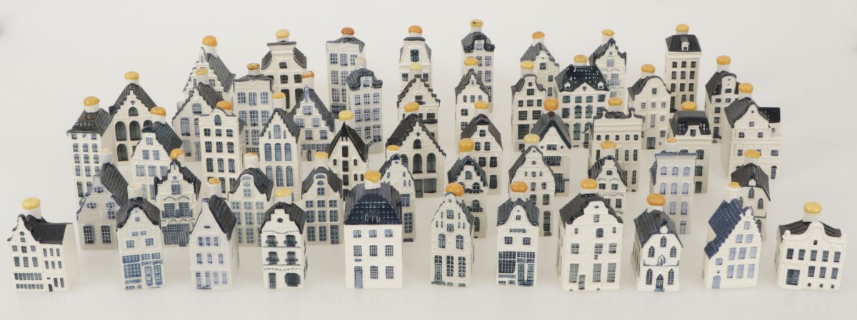 Een lot van (51) KLM-miniatuur huisjes, Holland, 2e helft 20e eeuw.