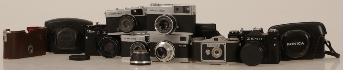 Een lot diverse camera's, waaronder Zenit, Olympus en Konica, 2e helft 20e eeuw.