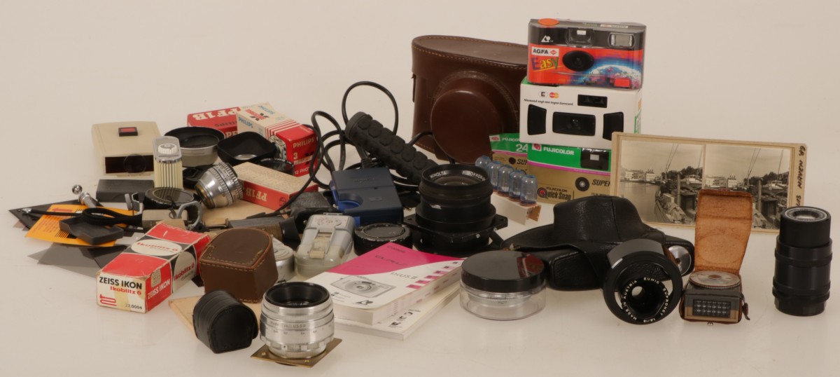 Een lot diverse cameratoebehoren, 20e eeuw.
