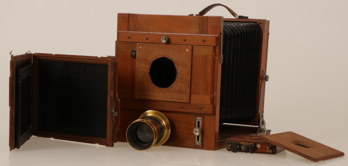 Een oude camera in houten casette, België, ca. 1895.