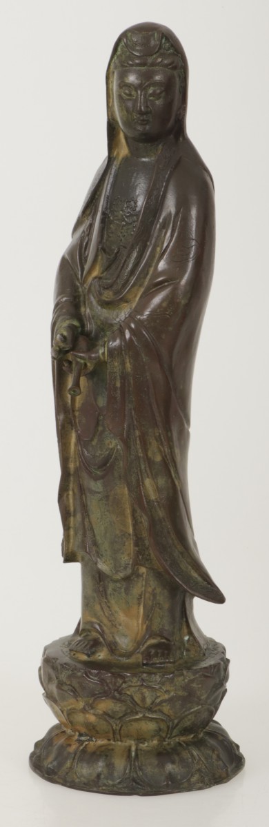 Een bronzen sculptuur voorstellende Guanyin, China, eind 20e eeuw.
