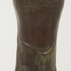 Een bronzen sculptuur voorstellende Guanyin, China, eind 20e eeuw.