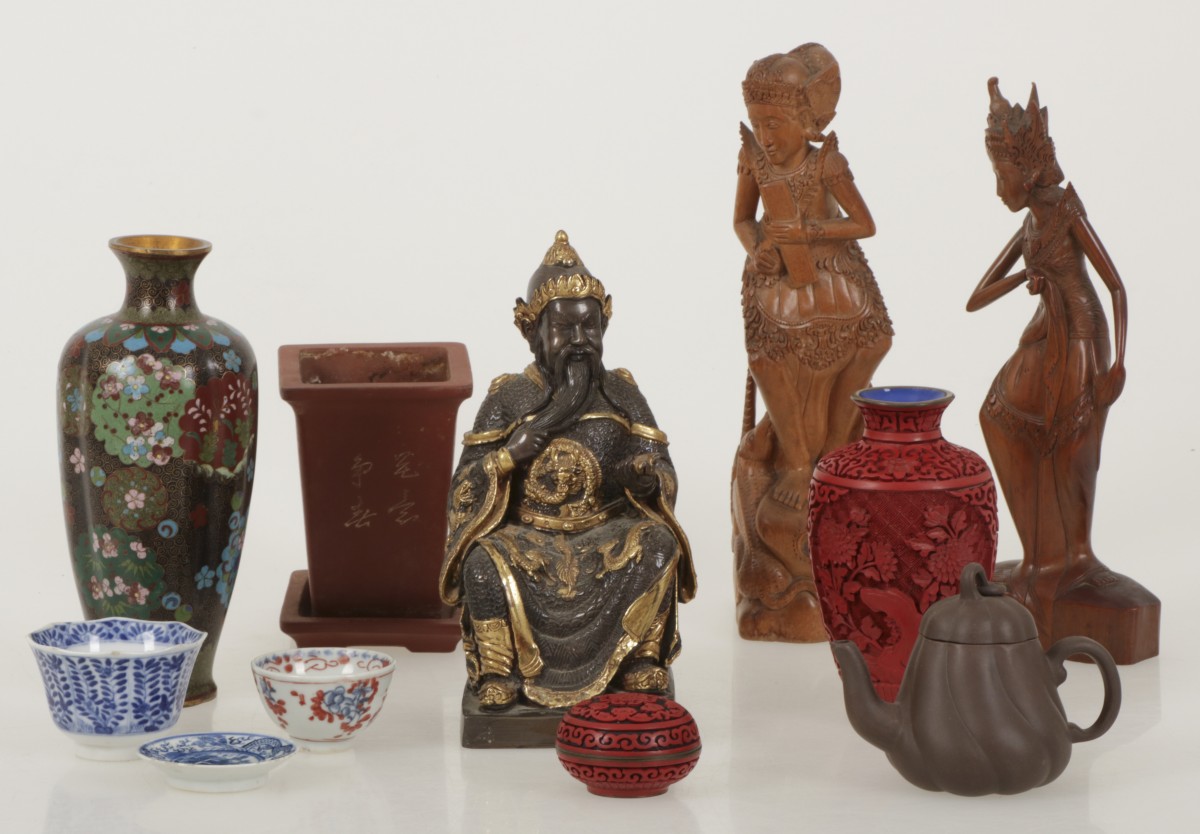 Een lot divers Chinees porselein, aardewerk en cloisonnée.