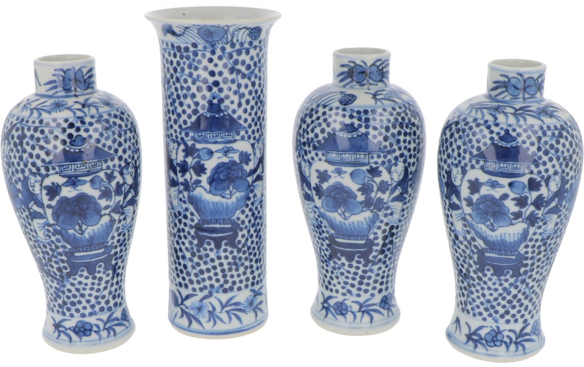 Een set van (4) porseleinen vazen uit een kaststel met floraal decor, gemerkt Kangxi. China, 19e eeuw.