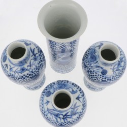 Een set van (4) porseleinen vazen uit een kaststel met floraal decor, gemerkt Kangxi. China, 19e eeuw.