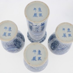 Een set van (4) porseleinen vazen uit een kaststel met floraal decor, gemerkt Kangxi. China, 19e eeuw.
