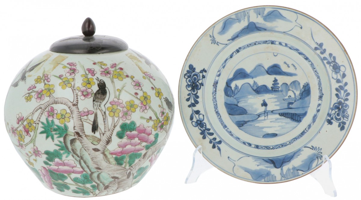 Een lot porselein bestaande uit een voorraad pot met floraal decor en een bord. China, 18e & 19e eeuw.