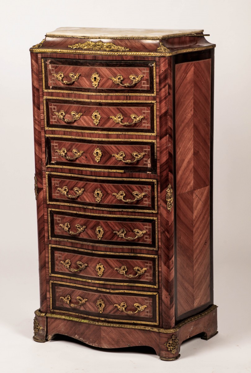 Een Louis XV-stijl ladenkastje, Frankrijk, 1e helft 20e eeuw.