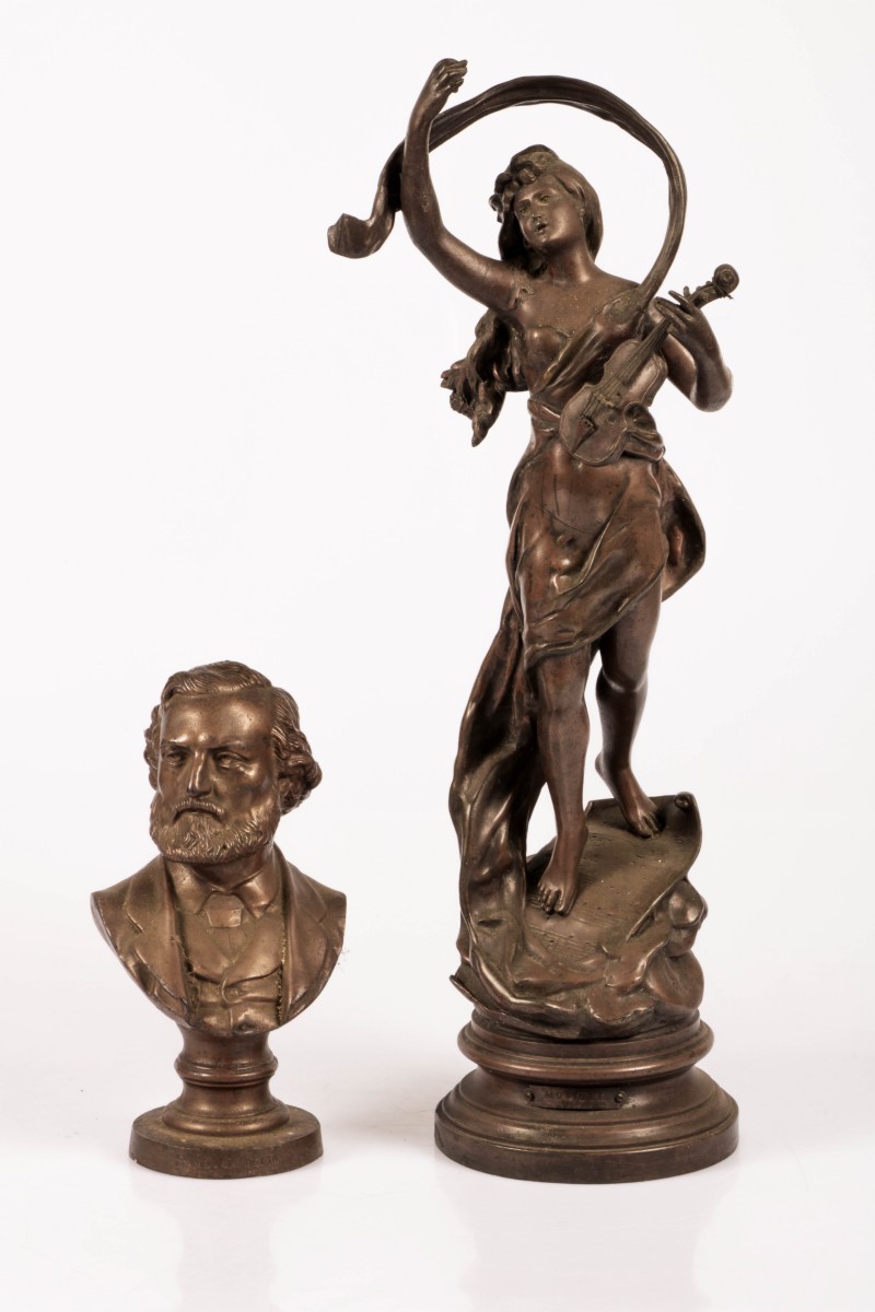 Een set van (2) Zamac sculpturen, Frankrijk, 1e kwart 20e eeuw.