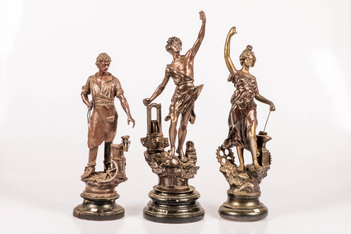 Een set van (3) diverse ZAMAK sculpturen, personificaties van de nijverheid, Frankrijk, eind 19e eeuw.