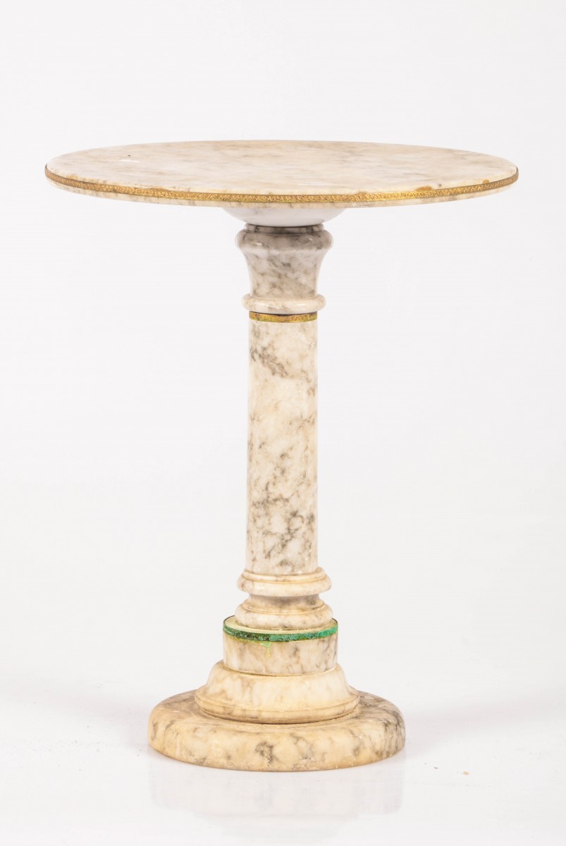 Een wit-marmeren ronde bijzettafel. Italie, eerste helft 20e eeuw.
