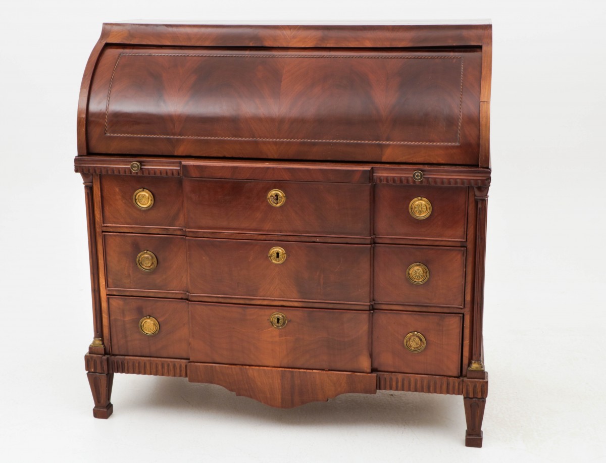 Een mahoniehouten Louis XVI-stijl rolbureau, Frankrijk, eind 19e eeuw.