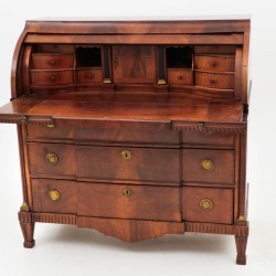 Een mahoniehouten Louis XVI-stijl rolbureau, Frankrijk, eind 19e eeuw.