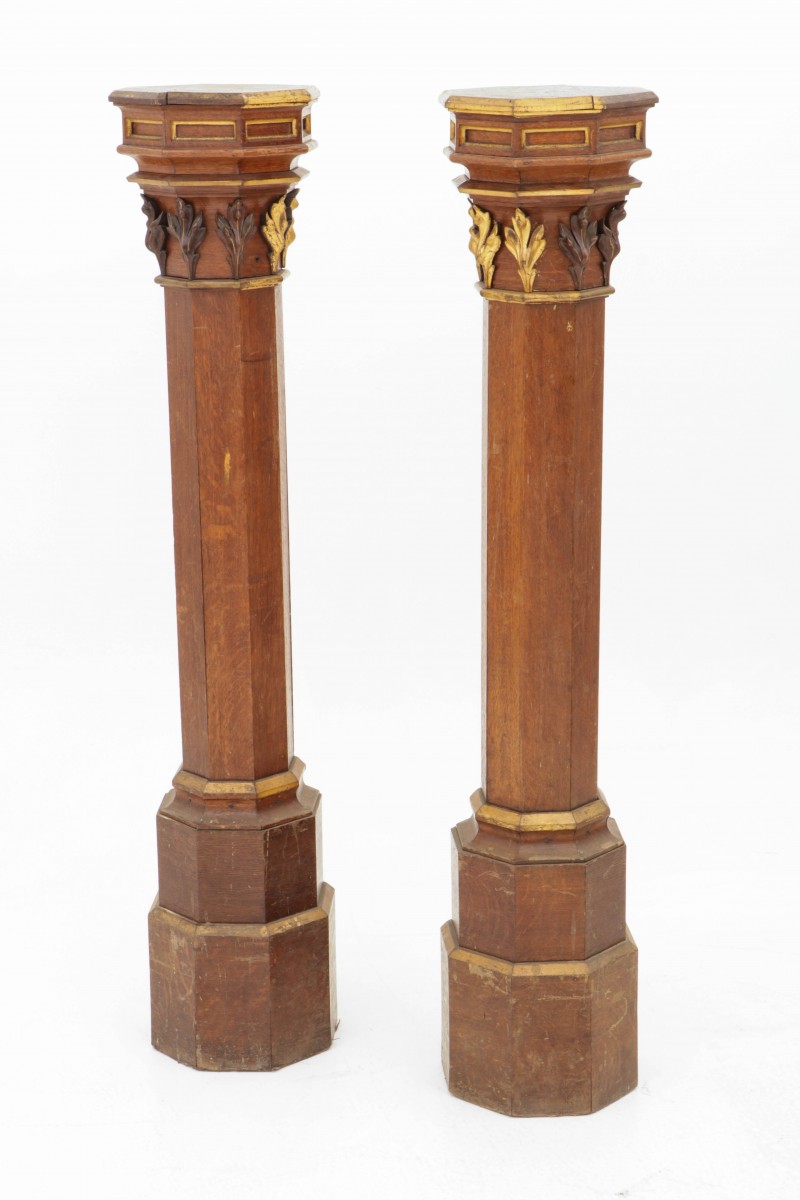 Een set van (2) eikenhouten piëdestals, België, ca. 1900.