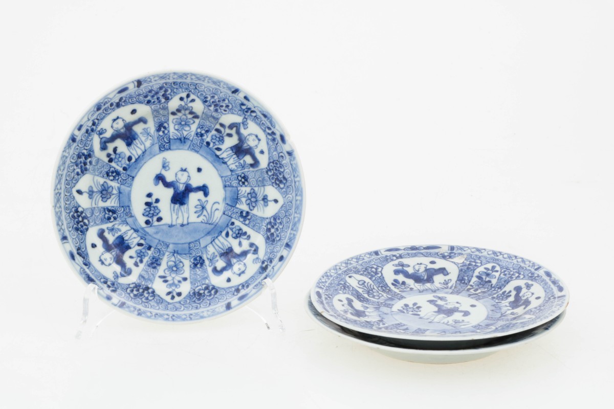 Een set van (3) porseleinen borden gedecoreerd met zotjes. China, 18e eeuw.