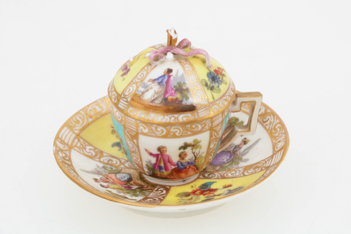 Een Meissen koffiekopje met deksel.