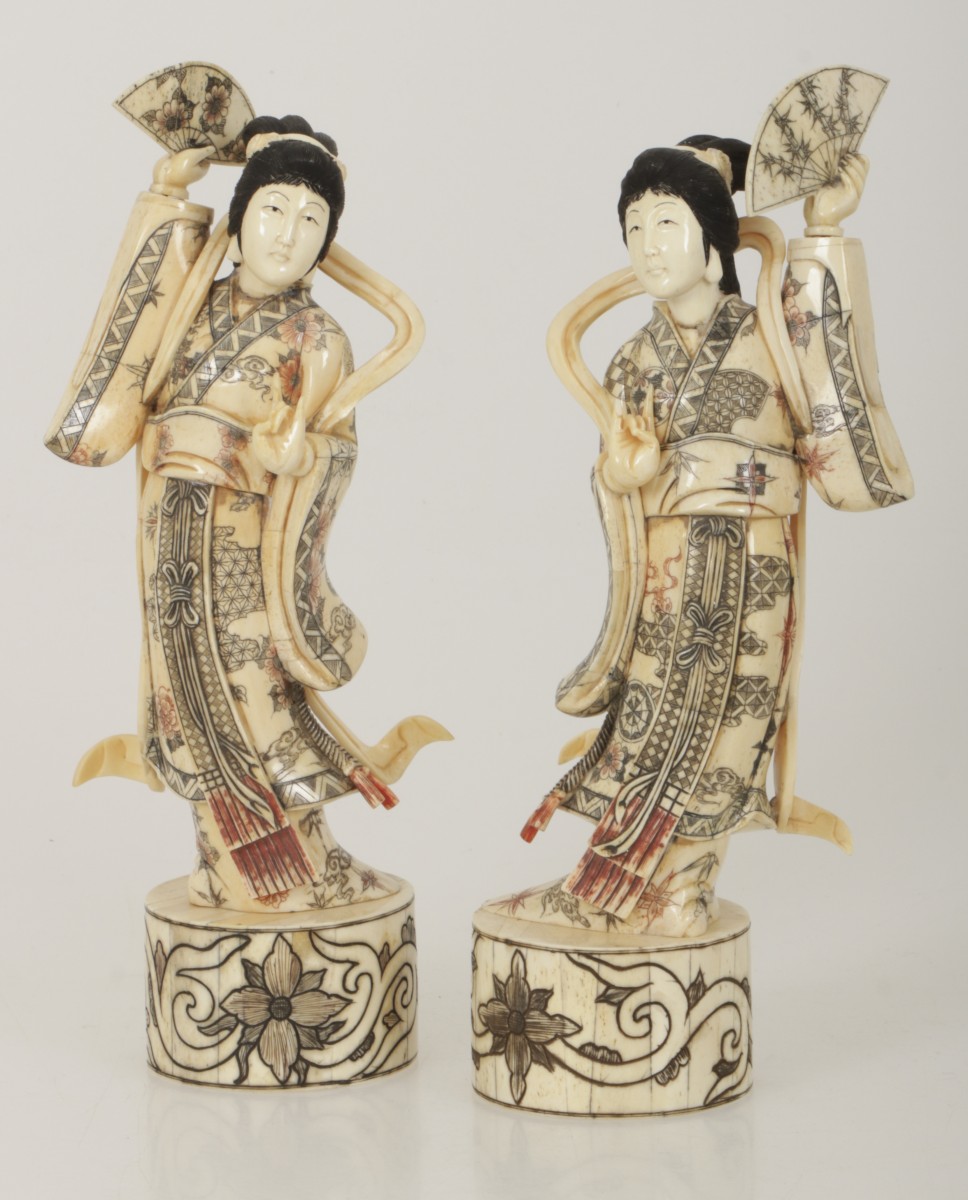 Een set van (2) parasoldames in beed. Japan, eind 20e eeuw.