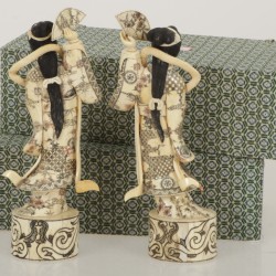 Een set van (2) parasoldames in beed. Japan, eind 20e eeuw.