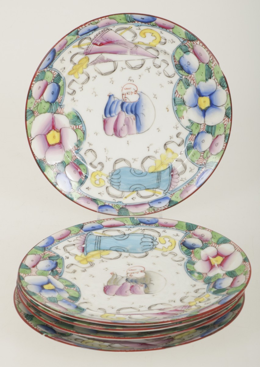 Een set van (5) porseleinen borden met famille rose decor. China, 19e eeuw.