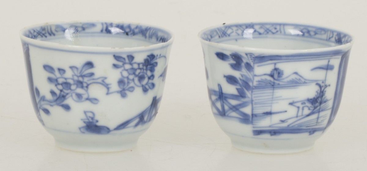 Een set van twee porseleinen cups met landschaps decor. China, 18e eeuw.