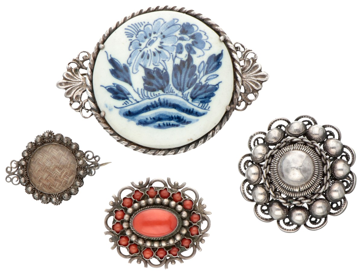 Lot van vier zilveren broches waarvan één herinneringsbroche met meesterteken uit 1893 - 1916.