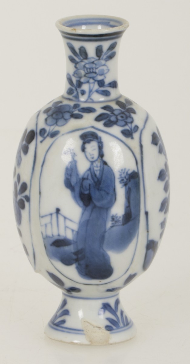 Een porseleinen miniatuurvaas met decor van Lingzhi's in vakverdeling. China, Kangxi.