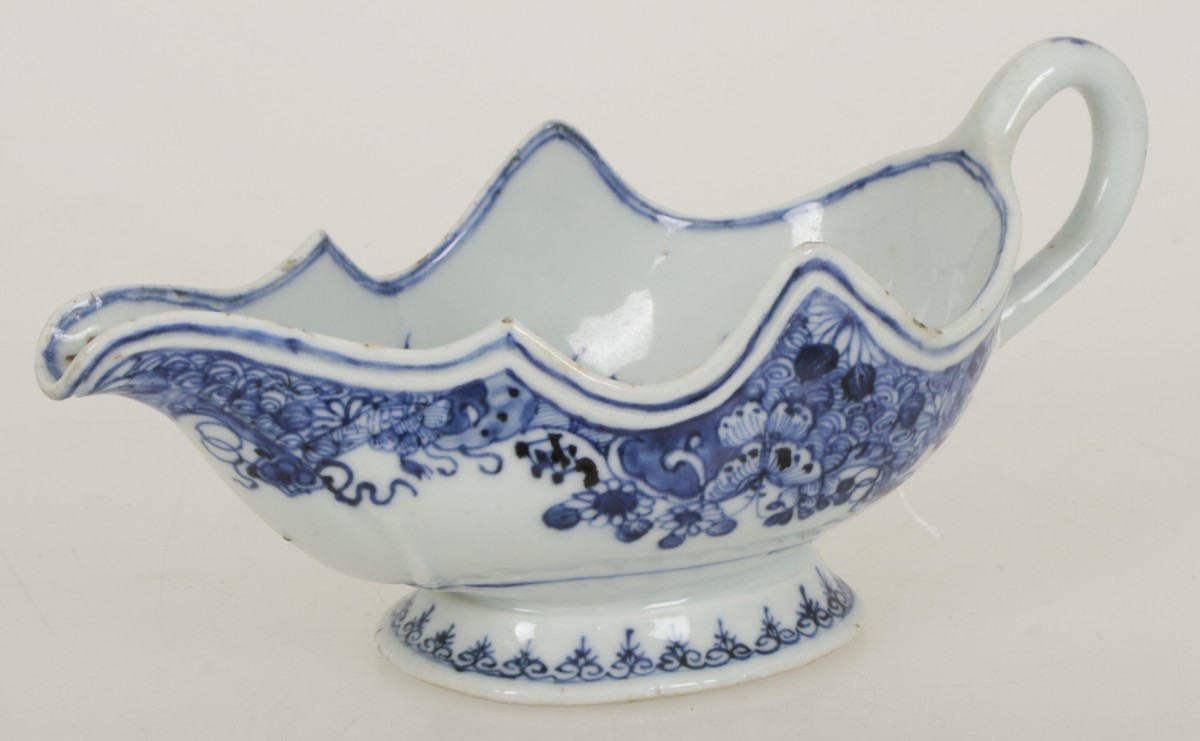 Een porseleinen sauskan met floraal deocr. China, Qianglong.