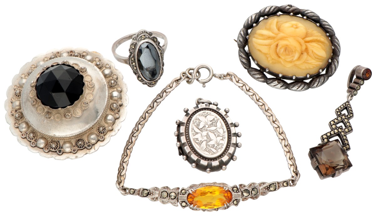 Lot van zes diverse zilveren sieraden.