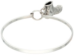 Finse 835 zilveren bangle met bedel van een schoen.