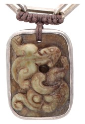 Sterling zilveren collier met hanger bezet met speksteen voorzien van een gesneden voorstelling van een draak.