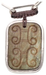Sterling zilveren collier met hanger bezet met speksteen voorzien van een gesneden voorstelling van een draak.
