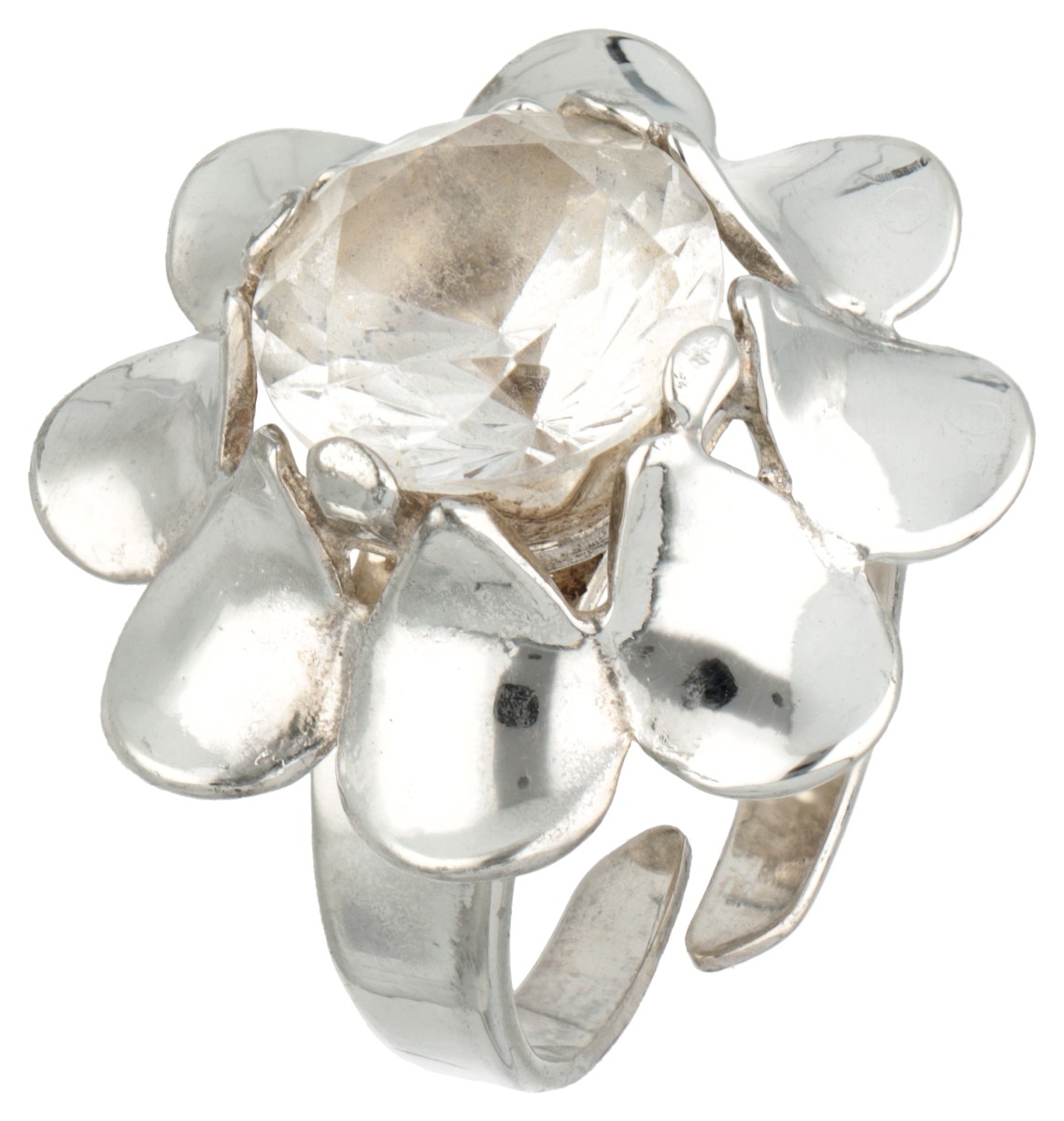 Alton Palmberg zilveren ring met bloemvormig middenstuk bezet met synthetische spinel.