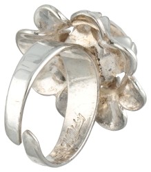 Alton Palmberg zilveren ring met bloemvormig middenstuk bezet met synthetische spinel.
