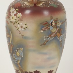 Een kraagvaas in Satsuma aardewerk gedecoreerd moet bloemen en krijgers. Japan,1e helft 20e eeuw.