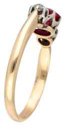 14K Geelgouden antieke drie-steens ring met diamant en rode steen in zilver.