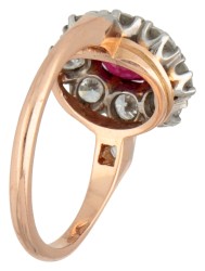 18K Roségouden entourage ring bezet met synthetische robijn en ca. 1.20 ct. diamant in platina.