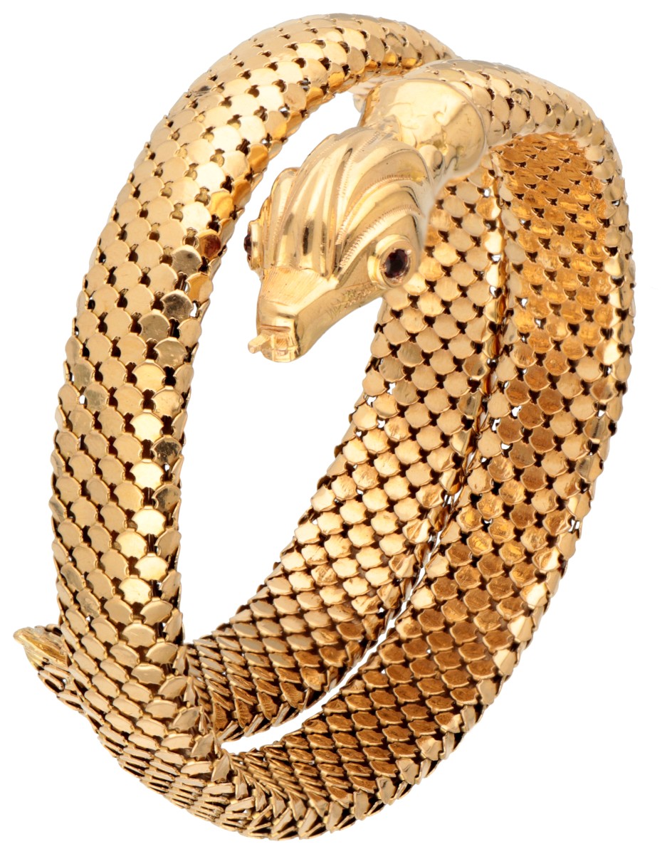 18K Geelgouden flexibele slangenarmband met rode glazen oogjes.