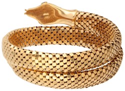 18K Geelgouden flexibele slangenarmband met rode glazen oogjes.